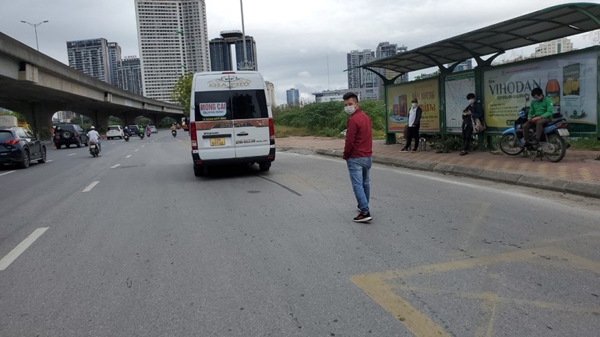 Ha Noi: Xe khach tap nap don tra khach ngoai duong - Hinh anh 5