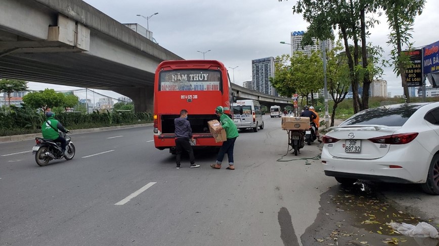 Ha Noi: Xe khach tap nap don tra khach ngoai duong - Hinh anh 6