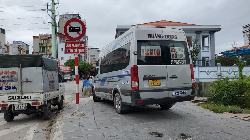 Ha Noi: Xe khach tap nap don tra khach ngoai duong - Hinh anh 7