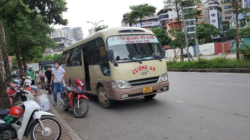 Ha Noi: Xe khach tap nap don tra khach ngoai duong - Hinh anh 8