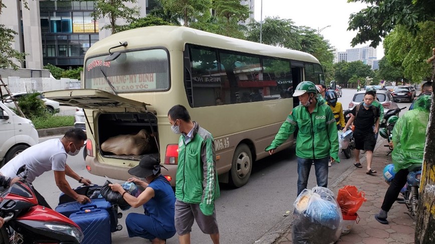 Ha Noi: Xe khach tap nap don tra khach ngoai duong - Hinh anh 9