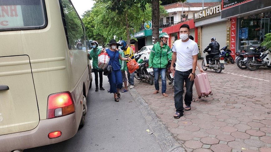 Ha Noi: Xe khach tap nap don tra khach ngoai duong - Hinh anh 2