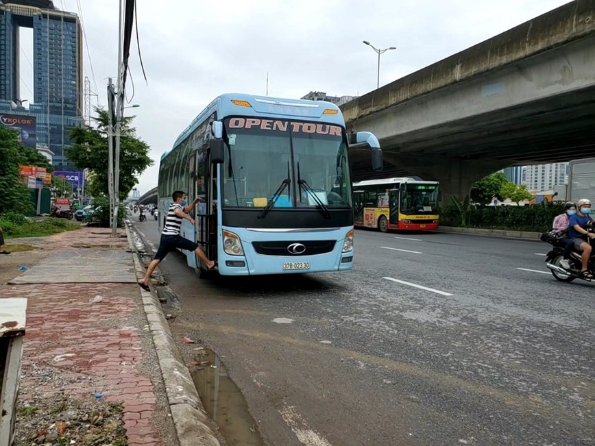 Ha Noi: Xe khach tap nap don tra khach ngoai duong - Hinh anh 10