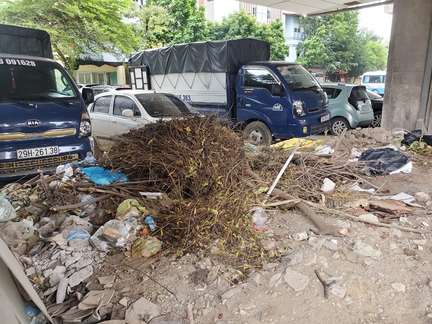 Duong sat Cat Linh - Ha Dong, troi nang to nuoc van chay khong ngung - Hinh anh 8