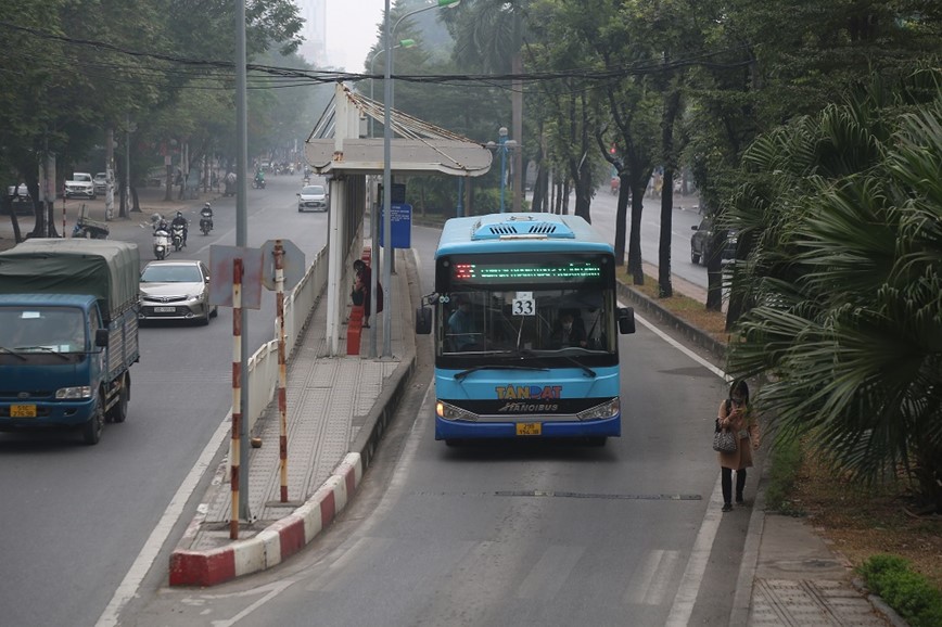 Nguoi dan gop y: Chat luong xe buyt can hoan thien hon - Hinh anh 2