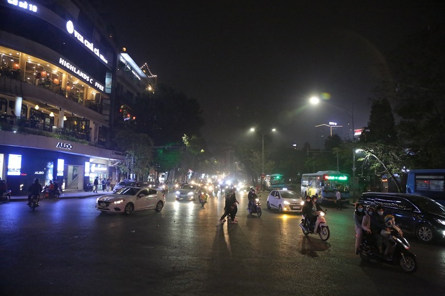 Ha Noi: Giao thong thong thoang trong ngay Le Giang sinh - Hinh anh 7