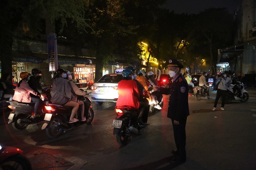 Ha Noi: Giao thong thong thoang trong ngay Le Giang sinh - Hinh anh 10