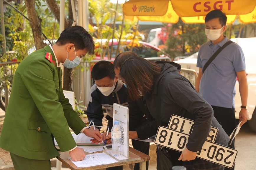 Can ke han chot: Nghin nguoi un un di doi bien xe mau vang - Hinh anh 4