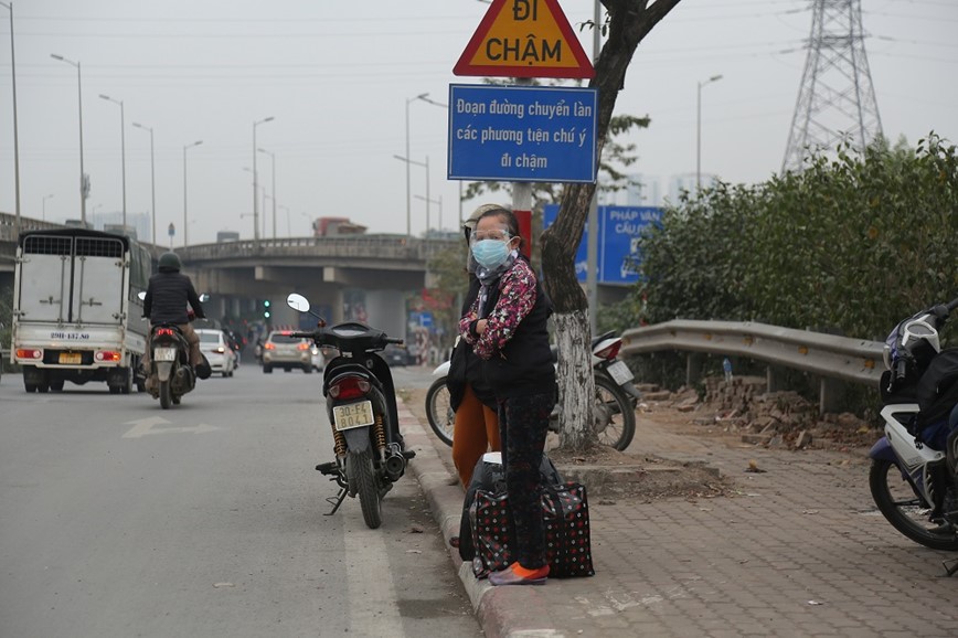 Ha Noi: Ben xe diu hiu, vang ve truoc ky nghi Tet Duong lich - Hinh anh 9