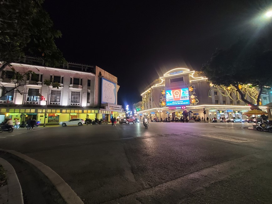 Duong pho Ha Noi binh yen dem giao thua - Hinh anh 2