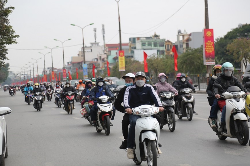 Nguoi dan tay xach nach mang quay lai Thu do sau Tet - Hinh anh 3