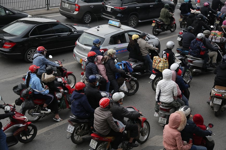 Nguoi dan tay xach nach mang quay lai Thu do sau Tet - Hinh anh 11