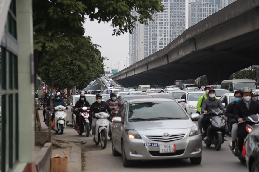 Nguoi dan tay xach nach mang quay lai Thu do sau Tet - Hinh anh 2