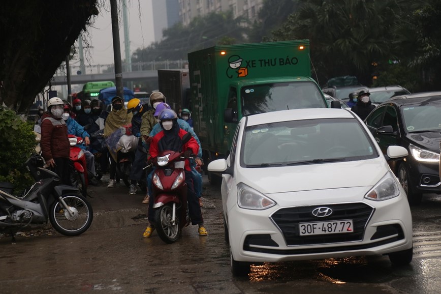 Nguoi dan doi mua, un un tro lai Ha Noi sau Tet - Hinh anh 6