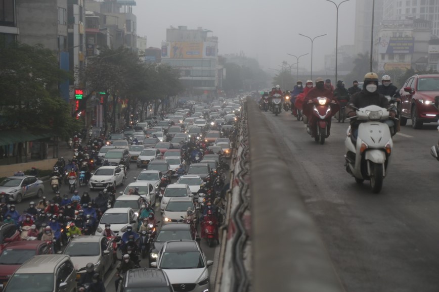 Duong pho Ha Noi un tac keo dai sau ky nghi Tet Nguyen dan - Hinh anh 3