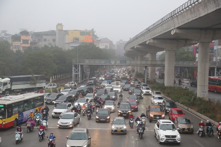 Duong pho Ha Noi un tac keo dai sau ky nghi Tet Nguyen dan - Hinh anh 7