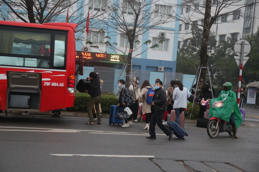 Duong pho Ha Noi un tac keo dai sau ky nghi Tet Nguyen dan - Hinh anh 9