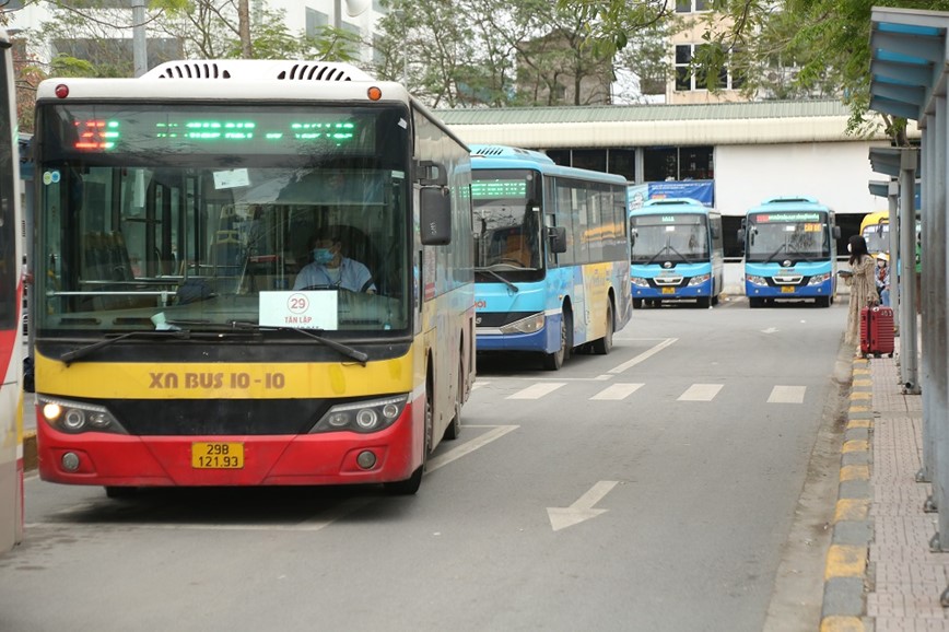 Gia xang tang ky luc, xe buyt van vang khach - Hinh anh 1