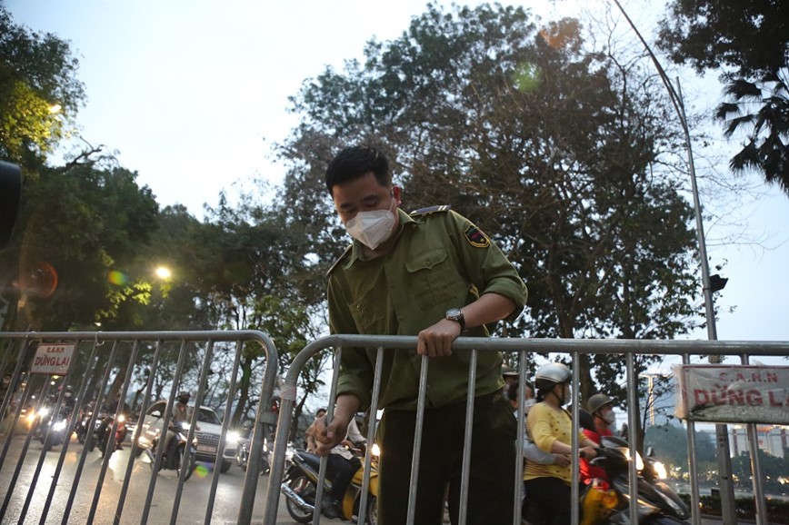 Ha Noi: Nguoi dan do ve pho di bo sau nhieu thang dong cua - Hinh anh 3