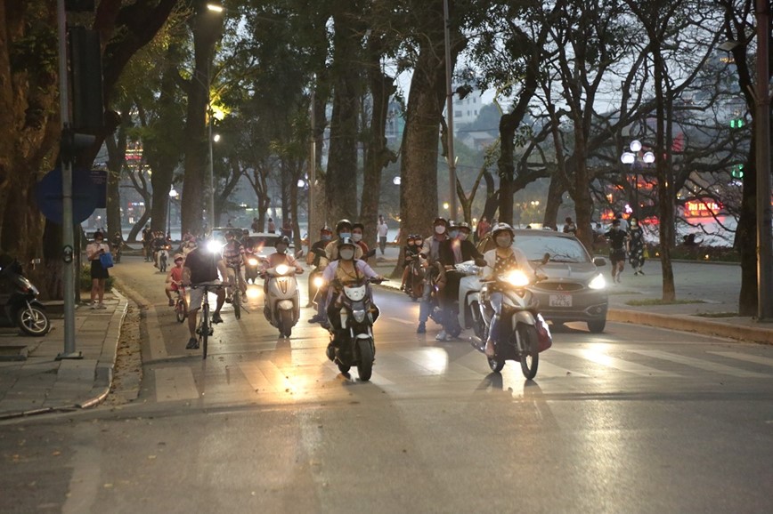 Ha Noi: Nguoi dan do ve pho di bo sau nhieu thang dong cua - Hinh anh 5