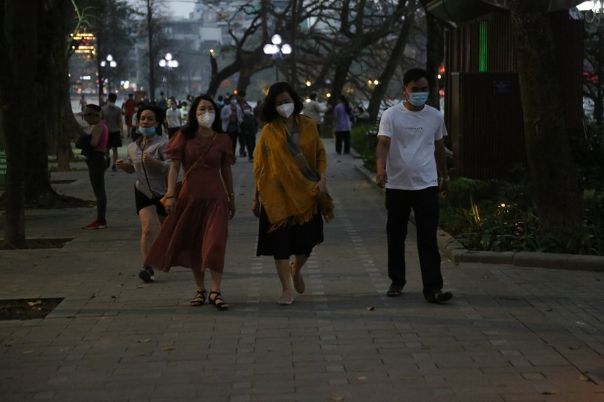 Ha Noi: Nguoi dan do ve pho di bo sau nhieu thang dong cua - Hinh anh 2