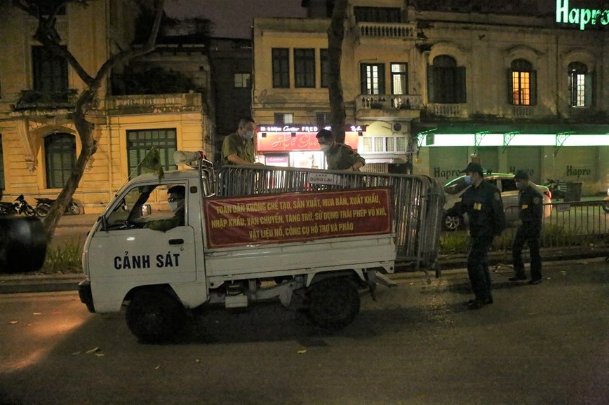 Ha Noi: Nguoi dan do ve pho di bo sau nhieu thang dong cua - Hinh anh 6