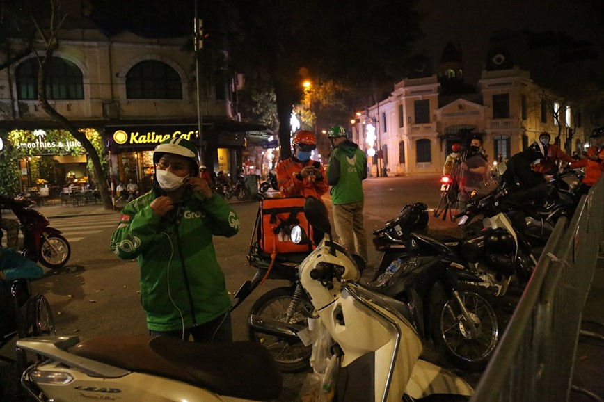 Ha Noi: Nguoi dan do ve pho di bo sau nhieu thang dong cua - Hinh anh 8