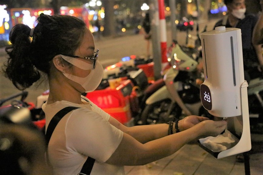 Ha Noi: Nguoi dan do ve pho di bo sau nhieu thang dong cua - Hinh anh 9