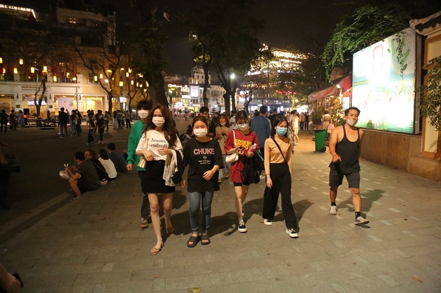 Ha Noi: Nguoi dan do ve pho di bo sau nhieu thang dong cua - Hinh anh 1