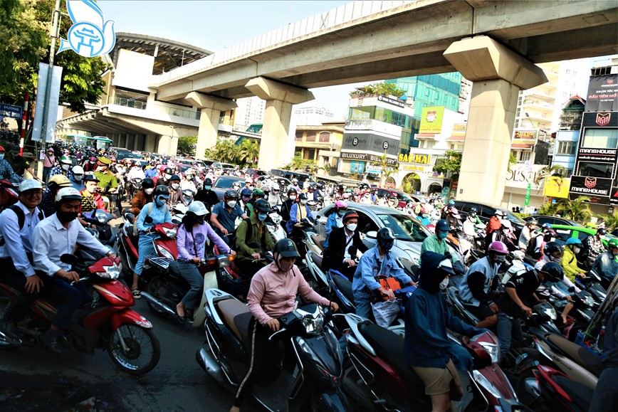 Duong pho Ha Noi lai chat nguoi sau ky nghi le - Hinh anh 2