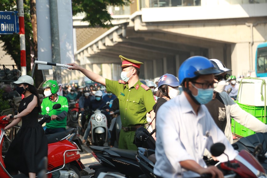 Duong pho Ha Noi lai chat nguoi sau ky nghi le - Hinh anh 5