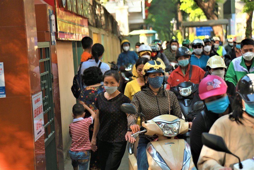 Duong pho Ha Noi lai chat nguoi sau ky nghi le - Hinh anh 4