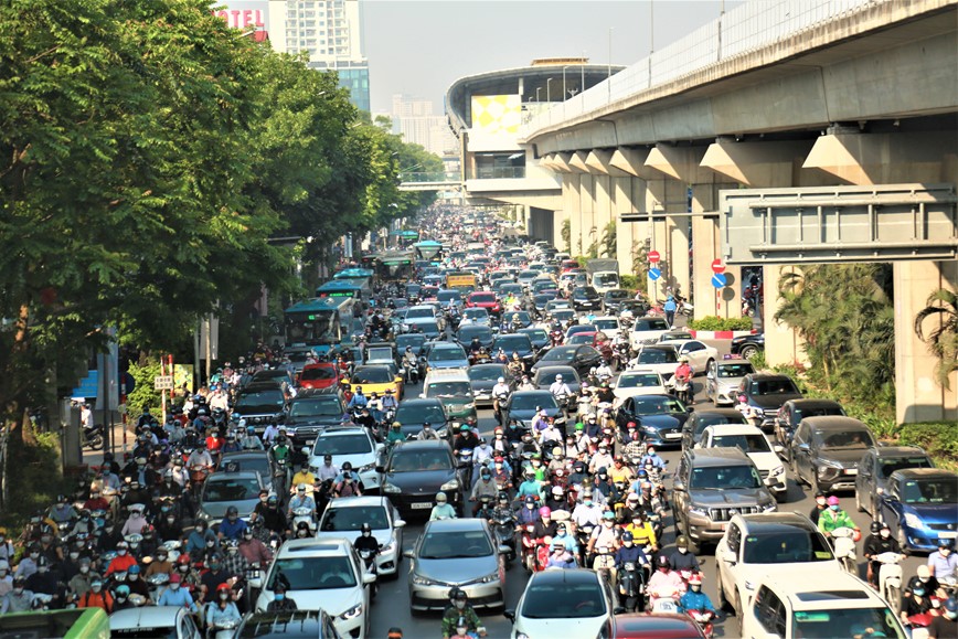 Duong pho Ha Noi lai chat nguoi sau ky nghi le - Hinh anh 1