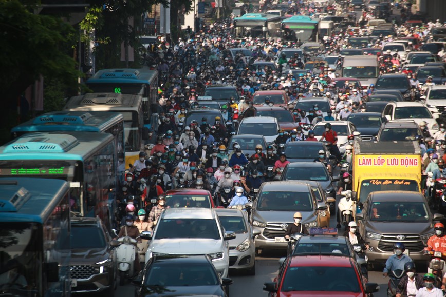 Duong pho Ha Noi lai chat nguoi sau ky nghi le - Hinh anh 7