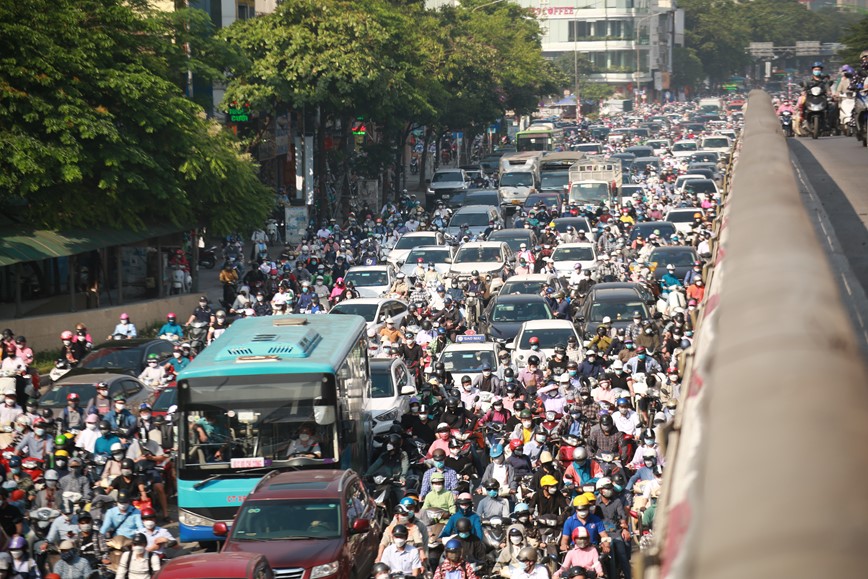 Duong pho Ha Noi lai chat nguoi sau ky nghi le - Hinh anh 9