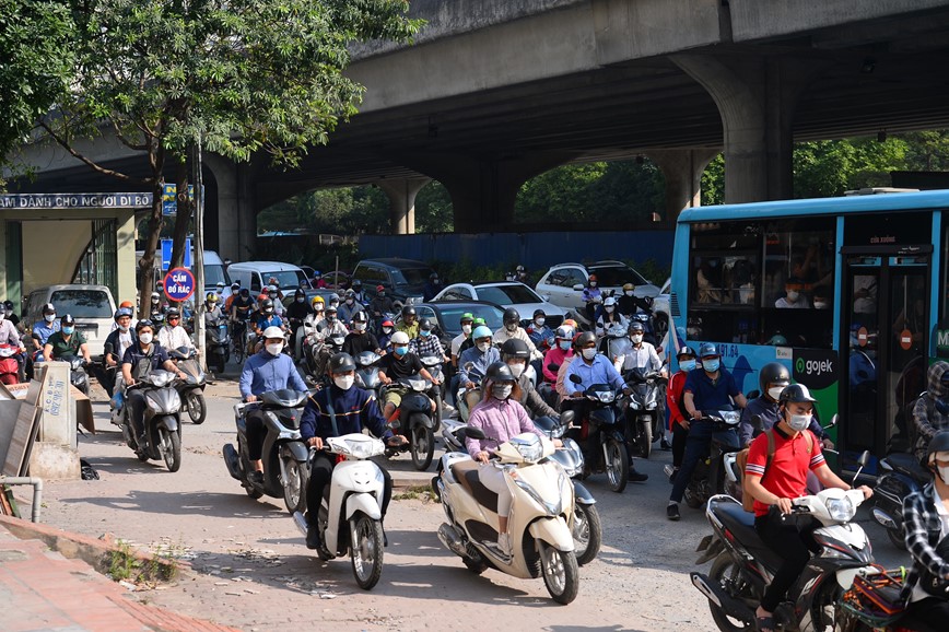 Duong pho Ha Noi lai chat nguoi sau ky nghi le - Hinh anh 12