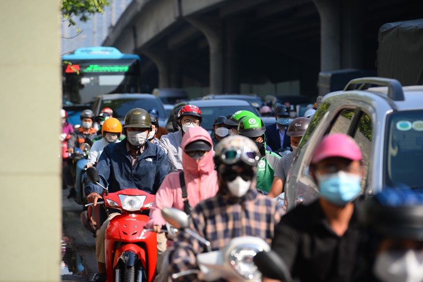 Duong pho Ha Noi lai chat nguoi sau ky nghi le - Hinh anh 14