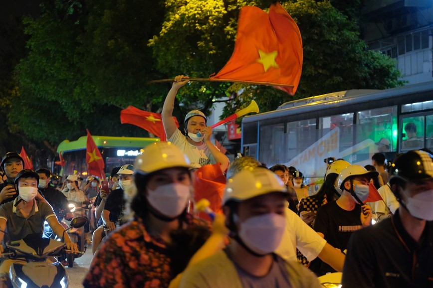 Co do sao vang rop troi Ha Noi mung chien thang doi bong da nam vo dich SEA Games 31 - Hinh anh 4