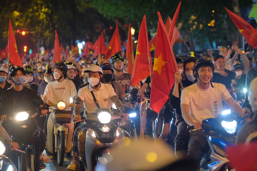 Co do sao vang rop troi Ha Noi mung chien thang doi bong da nam vo dich SEA Games 31 - Hinh anh 3