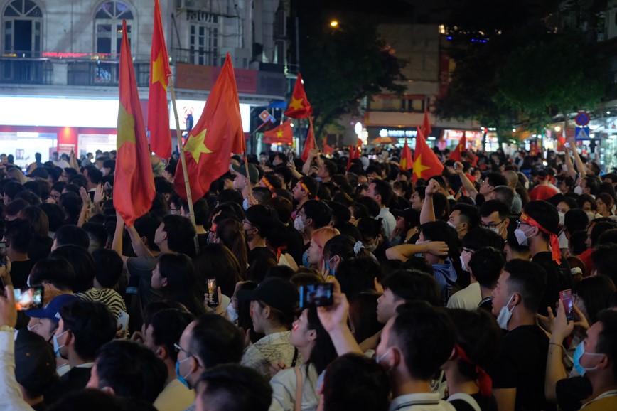 Co do sao vang rop troi Ha Noi mung chien thang doi bong da nam vo dich SEA Games 31 - Hinh anh 5