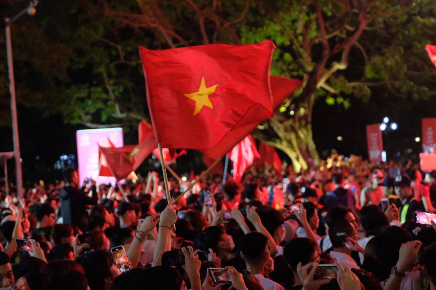 Co do sao vang rop troi Ha Noi mung chien thang doi bong da nam vo dich SEA Games 31 - Hinh anh 6