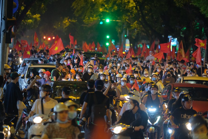 Co do sao vang rop troi Ha Noi mung chien thang doi bong da nam vo dich SEA Games 31 - Hinh anh 2