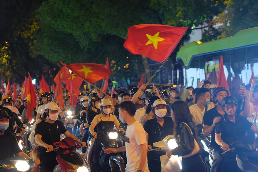 Co do sao vang rop troi Ha Noi mung chien thang doi bong da nam vo dich SEA Games 31 - Hinh anh 8