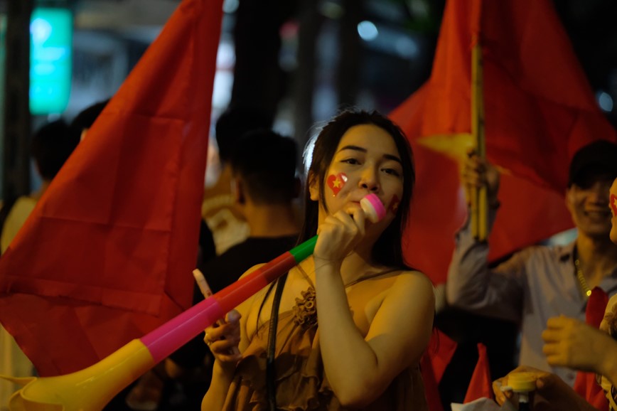 Co do sao vang rop troi Ha Noi mung chien thang doi bong da nam vo dich SEA Games 31 - Hinh anh 10