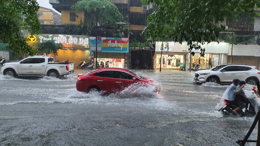 Mua nhu trut, duong pho Ha Noi bien thanh song - Hinh anh 3