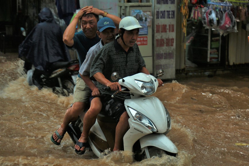 Mua nhu trut, duong pho Ha Noi bien thanh song - Hinh anh 4