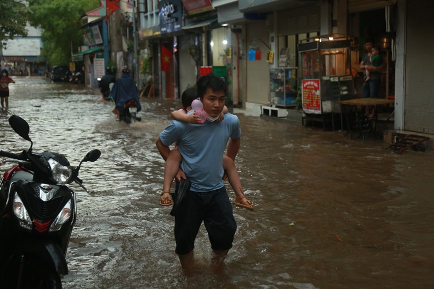 Mua nhu trut, duong pho Ha Noi bien thanh song - Hinh anh 8