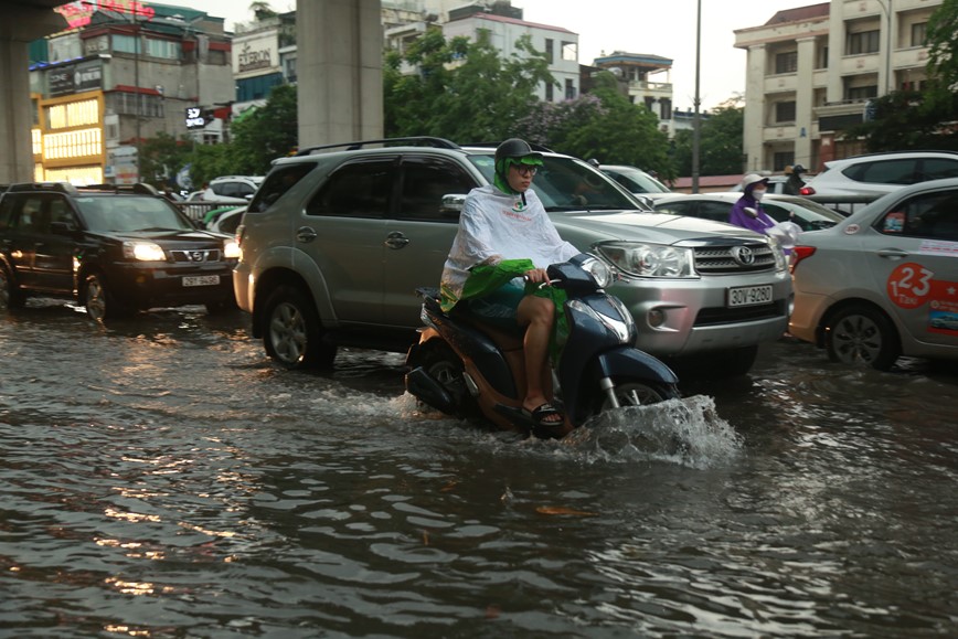 Mua nhu trut, duong pho Ha Noi bien thanh song - Hinh anh 10