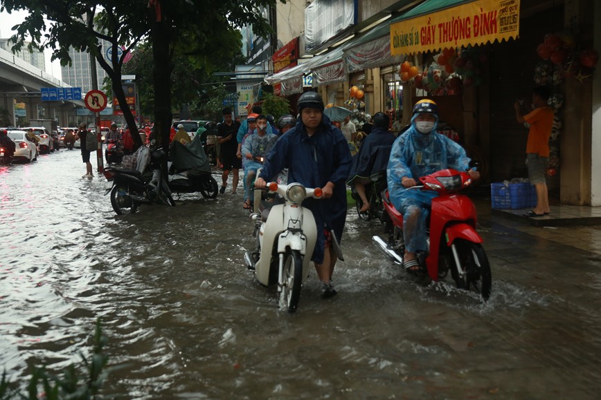 Mua nhu trut, duong pho Ha Noi bien thanh song - Hinh anh 11