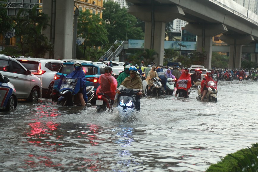 Mua nhu trut, duong pho Ha Noi bien thanh song - Hinh anh 13